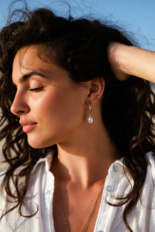 Boucles d'oreilles pendantes - perle blanche